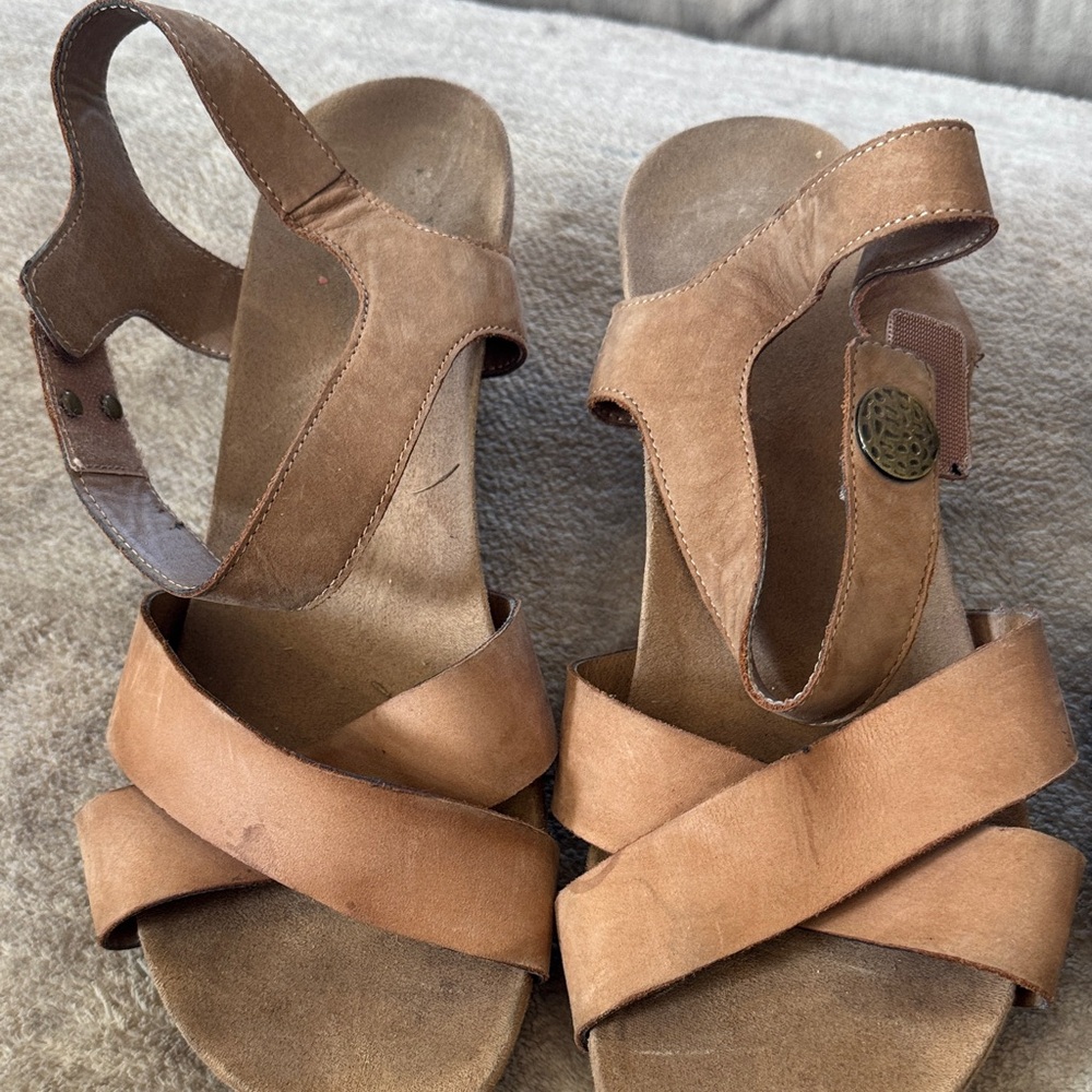 Stylish Women's Sandals in Black and Brown - Picture 3 of 6